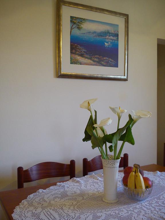 Milutinov Dvor Apartments Vrsi Esterno foto