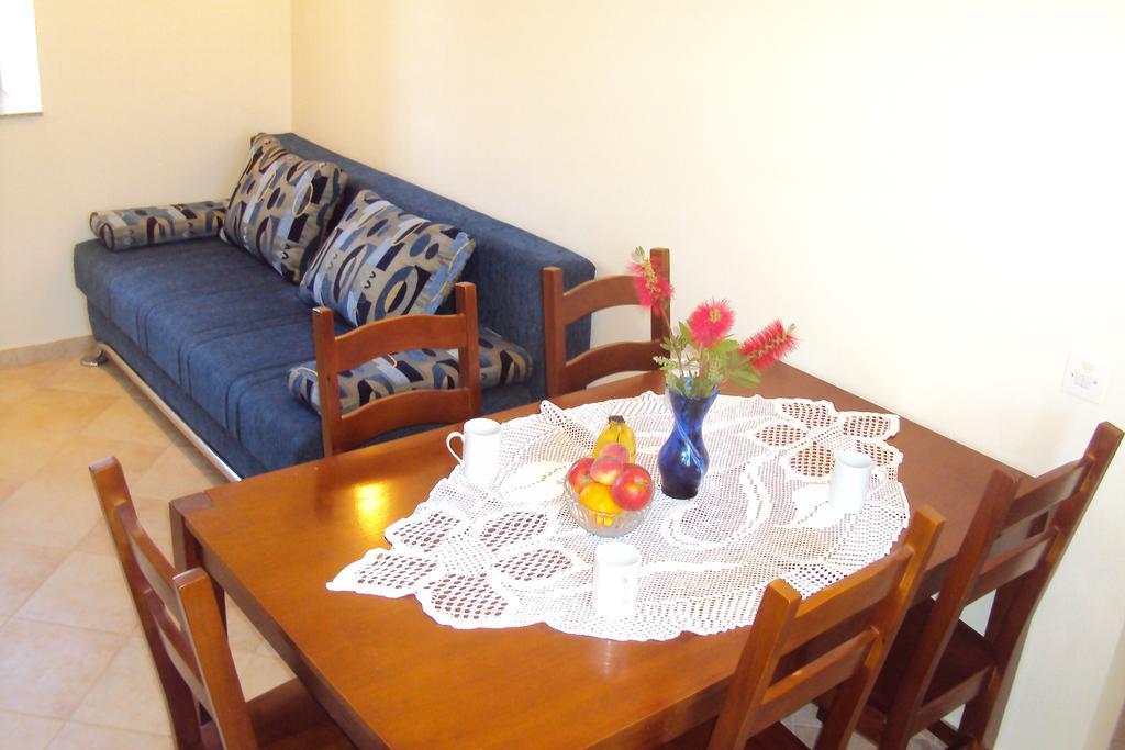 Milutinov Dvor Apartments Vrsi Esterno foto