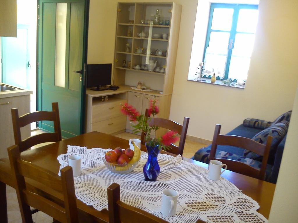 Milutinov Dvor Apartments Vrsi Esterno foto