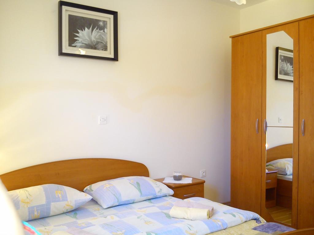 Milutinov Dvor Apartments Vrsi Esterno foto