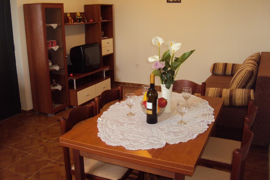 Milutinov Dvor Apartments Vrsi Esterno foto