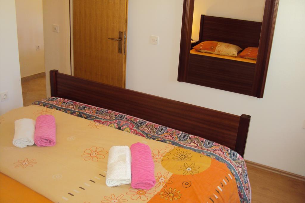 Milutinov Dvor Apartments Vrsi Esterno foto