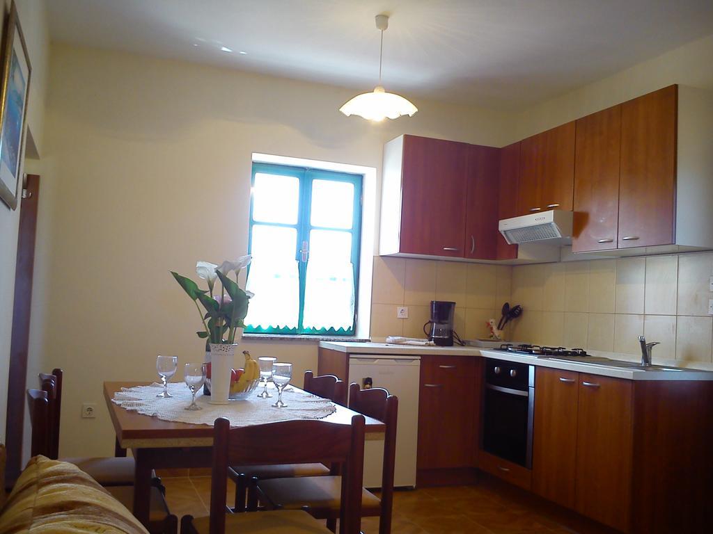Milutinov Dvor Apartments Vrsi Esterno foto