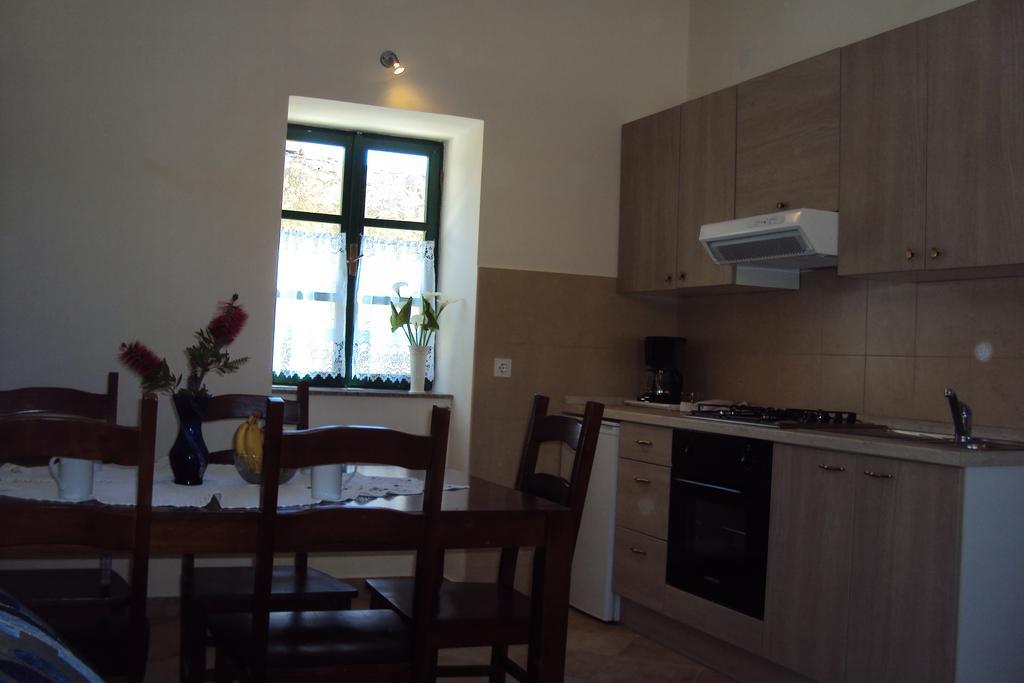 Milutinov Dvor Apartments Vrsi Esterno foto