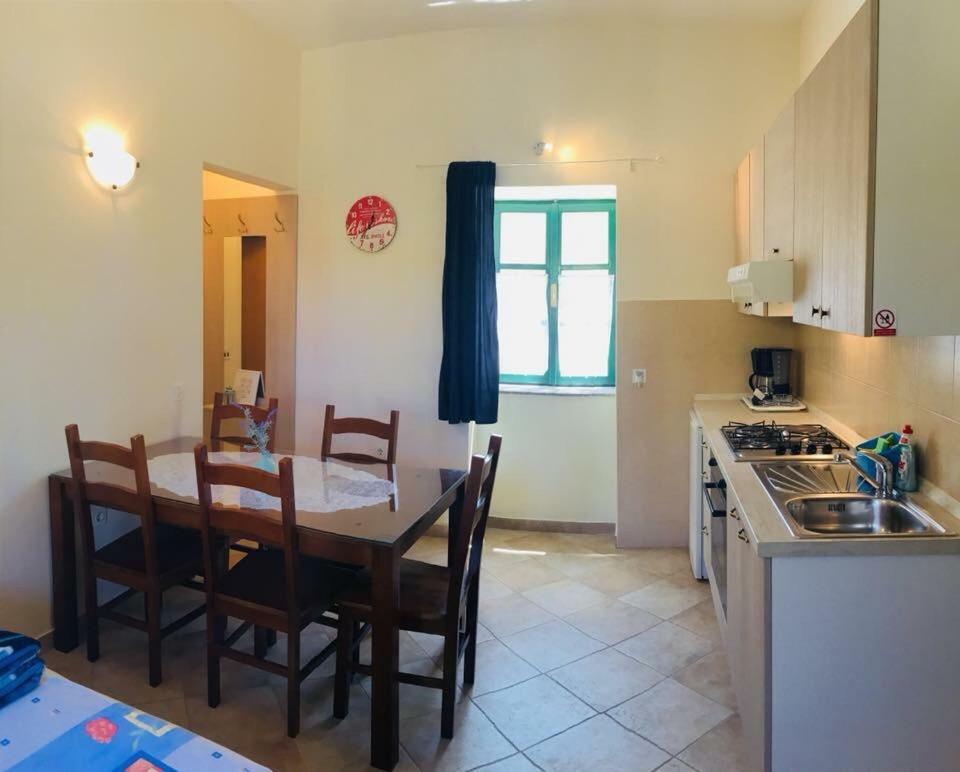 Milutinov Dvor Apartments Vrsi Esterno foto